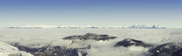 Panoramatický pohled z vrcholu hory Chopok jasná ski Resort, Slovensko. Filtrovaný obraz: kříž zpracované vintage efekt. — Stock fotografie