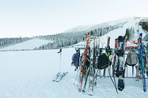 Chopok, Slowakije - 12 januari 2017: Ski's en snowboards wachten op hun eigenaars in de buurt van apres ski bar bij Chopok bergafwaarts, Jasna - Slowakije, 12 januari 2016 — Stockfoto