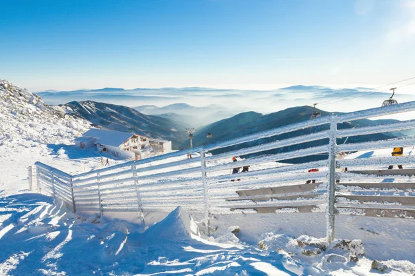 Chopok, Slowakei - 12. Januar 2017: Zaun mit schweren Schnee bedeckt, an einem sonnigen Tag nach einem schweren Schneesturm am Berg Chopok, 12. Januar 2016 in Jasna - Slowakei — Stockfoto