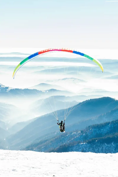 Siklóernyő indított levegőbe egy hegycsúcsra — Stock Fotó