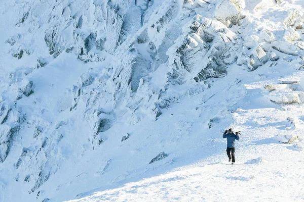 Mannelijke snowboarder wandelen op de top van een berg — Stockfoto