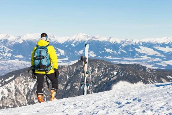 Esquiador mujer mirando el paisaje desde la cima de una montaña —  Fotos de Stock