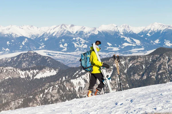 Esquiador mujer echar un vistazo al paisaje desde la cima de una montaña —  Fotos de Stock