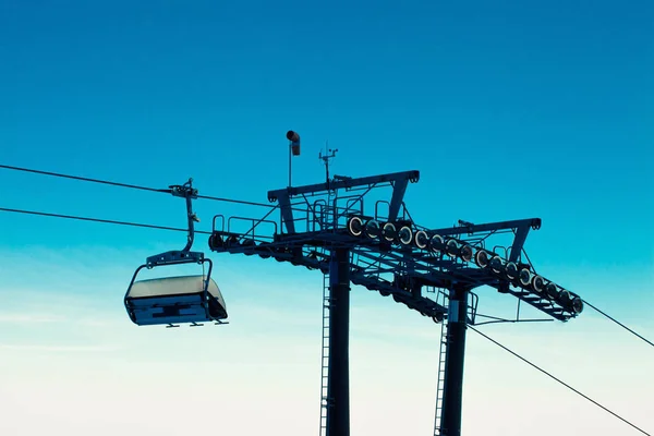 Empty chair ski lift over blue sky in the evening — Stok Foto