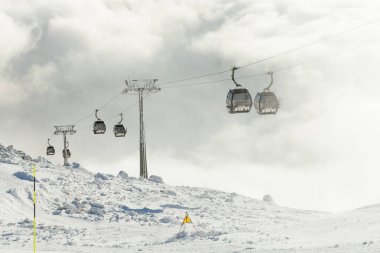 Teleferik yukarı ve aşağı bir kış sporları tesisi alanı, dağlarda gidiş kabinler