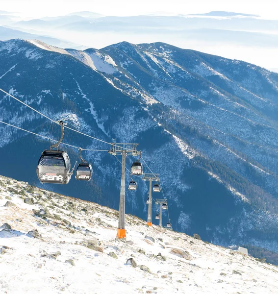 Chopok, Slowakije - 12 januari 2017: kabelbanen gaan op en neer de Chopok-berg aan Jasna resort skigebied op 12 januari 2016 - Slowakije — Stockfoto