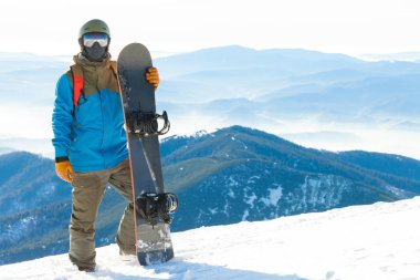 Genç snowboard snowboard kar ile arka plan üzerinde güzel sahne içine sürüklenmiştir yanında ayakta