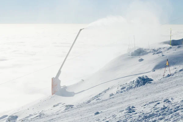 Sněžné dělo vyrobit prach na horském lyžařském svahu — Stock fotografie