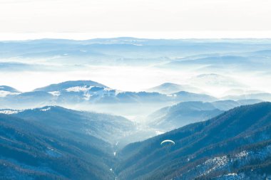 Üstündeki yumuşak haze ile güzel vadi