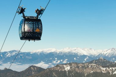 Bulutların üzerinde çok güzel bir sahne ile bir dağın tepesine arka plan üzerinde teleferik kulübeyi