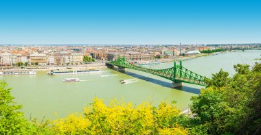 Budapeşte, Macaristan - 15 Haziran 2016: Dunabe Nehri ile tanınmış özgürlük köprü Buda ve Pest Budapest, Macaristan - 15 Haziran 2016 bağlayan