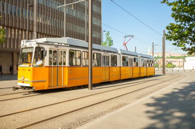 Budapeşte, Macaristan - 16 Haziran 2016: Tramvay #2 Kossuth Lajos ter durdurmak için Milli Parlemento Binası, Budapeşte - Macaristan - yanında 16 Haziran 2016 yaklaşıyor