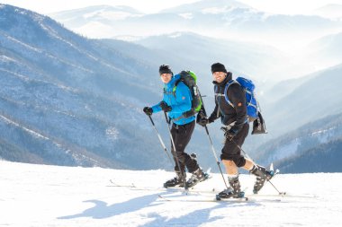 Chopok, Slovakya - 24 Ocak 2017: Jasna Resort, Chopok dağın tepesine 24 Ocak 2016 yılında Jasna - Slovakya olacak iki kayakçı
