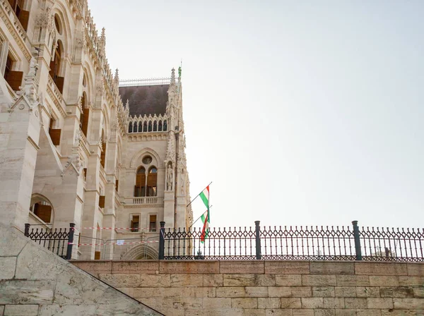 Banderas nacionales de entrega en el Parlamento húngaro, edificio situado en la orilla del río Dunabe en Budapest, Hungría - 16 de junio de 2016 —  Fotos de Stock