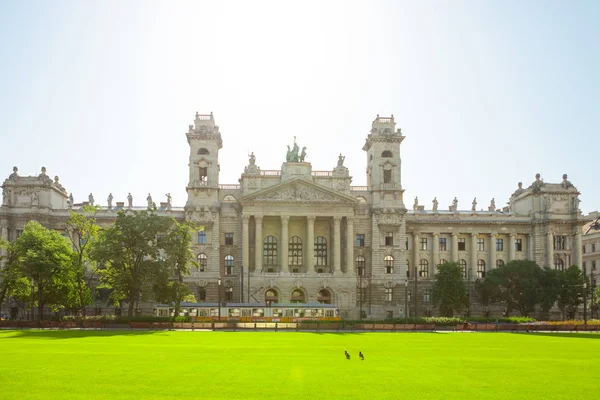 Budapešť etnografické muzeum se nachází poblíž maďarského parlamentu v Budapešti, Maďarsko - 16 Červen 2016 — Stock fotografie