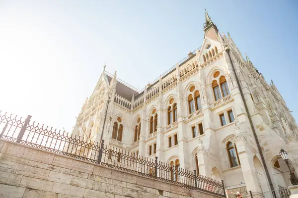 Здание национального парламента Венгрии смотреть со стороны реки утведился в Будапеште, Венгрия — стоковое фото