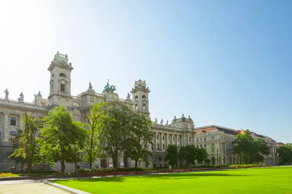 Muzeum etnografie nachází nedaleko maďarského parlamentu v Budapešti, Maďarsko - 16 Červen 2016 — Stock fotografie