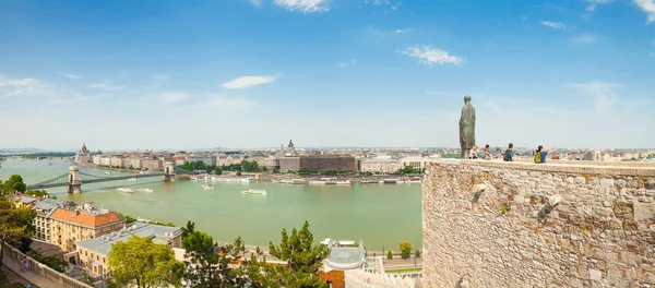 Budapeste, Hungria - 15 de junho de 2016: Vista panorâmica Rio Dunabe com Ponte Chain conectando Buda e peste em Budapeste, Hungria - 15 de junho de 2016 — Fotografia de Stock