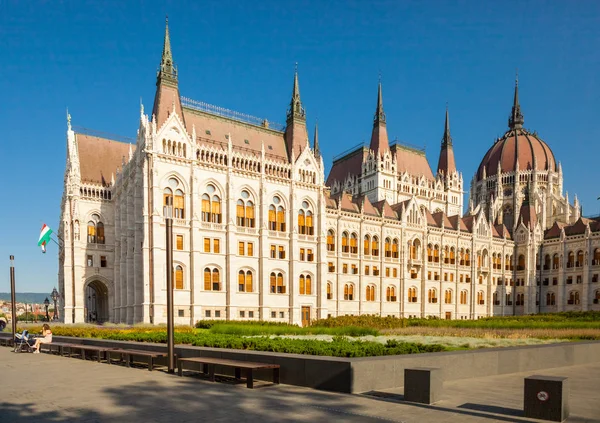 Budapest, Hungría - 16 de junio de 2016: Edificio del Parlamento Húngaro situado en la orilla del río Dunabe conecta Buda y Pest en Budapest, Hungría - 16 de junio de 2016 —  Fotos de Stock