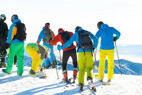 Chopok, Σλοβακία - 24 Ιανουαρίου 2017: Σκιέρ και snowboarders προετοιμασία για κατάβαση βόλτα από την κορυφή του βουνού Chopok στο Jasna resort, 24 Ιανουαρίου 2016 στο Jasna - Σλοβακία — Φωτογραφία Αρχείου