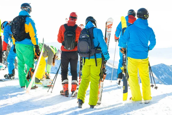 Chopok, Σλοβακία - 24 Ιανουαρίου 2017: Σκιέρ και snowboarders προετοιμασία για κατάβαση βόλτα από την κορυφή του βουνού Chopok στο Jasna resort, 24 Ιανουαρίου 2016 στο Jasna - Σλοβακία — Φωτογραφία Αρχείου