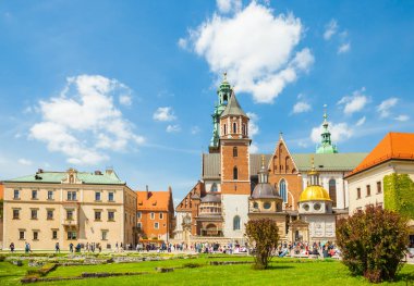 Krakow, Polonya - 08 Haziran 2016: Wawel Royal Castle ve Katedrali, Krakow, Polonya - 08 Haziran 2016 tarihsel kompleks gelen turist