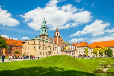Krakow, Polonya - 08 Haziran 2016: Wawel Royal Castle ve Katedrali, Krakow, Polonya - 08 Haziran 2016 ziyaret turist