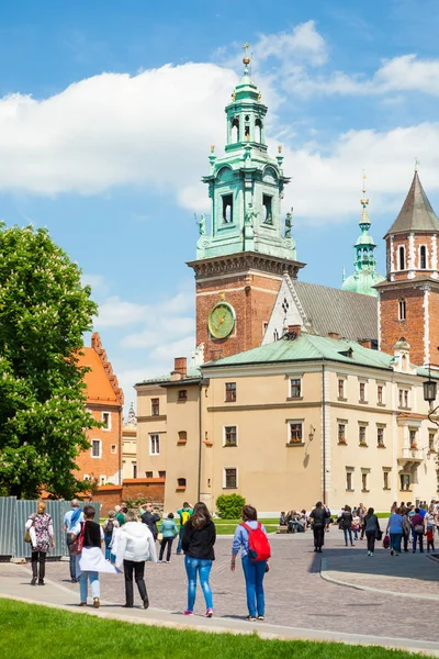 Kraków, Polska - 08 czerwca 2016: Turystów odwiedzających słynnego Zamku Królewskiego na Wawelu i katedry w Krakowie - 08 czerwca 2016 — Zdjęcie stockowe