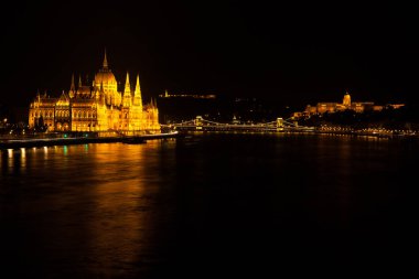 Bina Macar ile ünlü zincir köprü Buda ve Pest Budapeşte, Macaristan'da bağlayan Dunabe Nehri'nin kıyısında bulunan Parlamento
