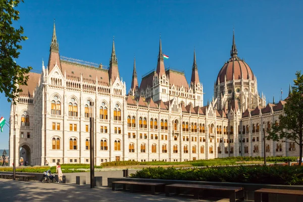 Budapest, Hungría - 16 de junio de 2016: Edificio del Parlamento Húngaro llamado "Casa de país" en Budapest, Hungría - 16 de junio de 2016 —  Fotos de Stock