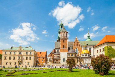 Krakow, Polonya - 08 Haziran 2016: Wawel Royal Castle ve Katedrali, Krakow, Polonya - 08 Haziran 2016 tarihsel kompleks gelen turist sürü