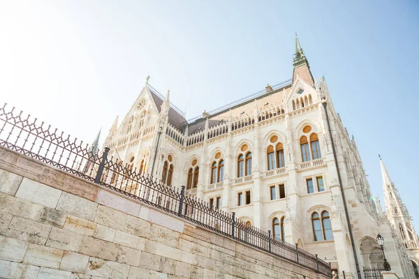 Edificio del Parlamento Nacional Húngaro también llamado "Casa de la nación" visto desde el lado del río Dunabe en Budapest, Hungría —  Fotos de Stock