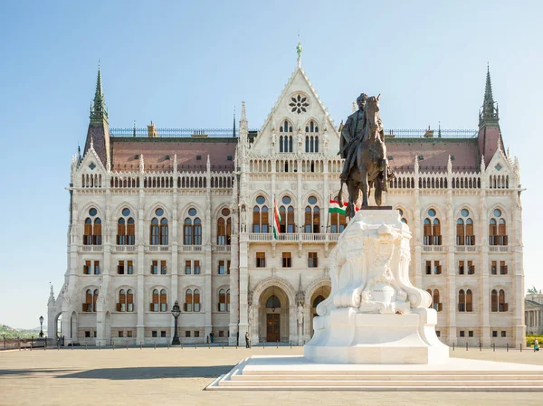 Edificio del Parlamento Nacional Húngaro con el monumento en honor de Gyula Andrassy de Budapest, Hungría —  Fotos de Stock