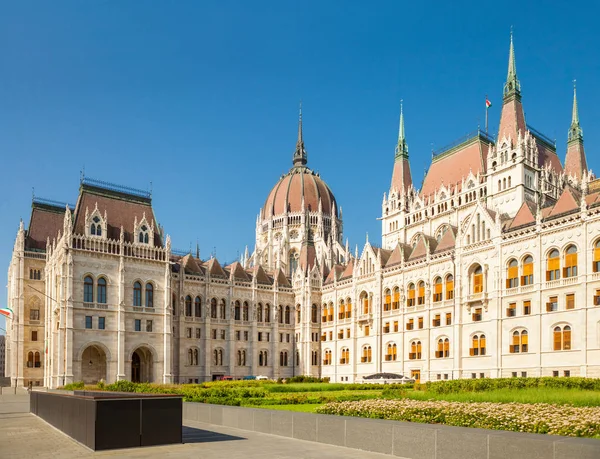 Ve por detrás en el Parlamento húngaro en Budapest, Hungría —  Fotos de Stock