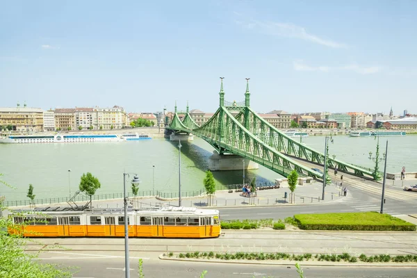 Puente de la libertad conecta Buda y Pest a través del río Dunabe en Budapest, Hungría —  Fotos de Stock