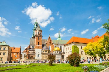 Krakow, Polonya - 08 Haziran 2016: Wawel Royal Castle ve Katedrali, Krakow, Polonya - 08 Haziran 2016 ziyaret turist grupları