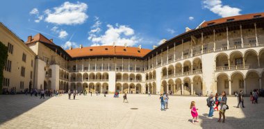 Krakow, Polonya - 08 Haziran 2016: Wawel Royal Castle, Krakow, Polonya - 08 Haziran 2016'ın meydanında panoramik manzaralı