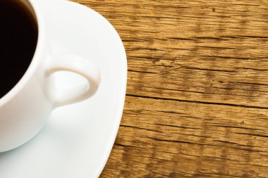 Bir fincan kahve eski ahşap masa üzerinde stüdyo çekim kapatın