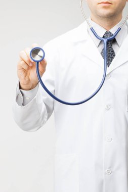 Tıp, sağlık ve her şeyi ile ilgili - doktor stetoskop elinde tutan