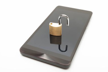 Küçük kilit smartphone üzerinde kilidi pozisyonda. Cep telefonu güvenlik ve veri koruma kavramı