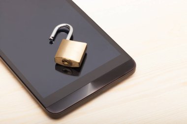 Küçük bir kilidi kilit ile akıllı telefon. Cep telefonu güvenlik ve veri koruma kavramı