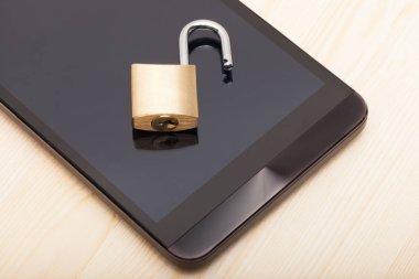Bu küçük bir kilit ile akıllı telefon. Cep telefonu güvenlik ve veri koruma kavramı