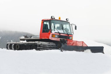 Kırmızı ratrack bir yamaç sürme için hazırlanıyor