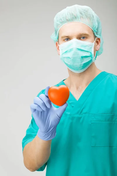Médecine et soins de santé - chirurgien tenant coeur jouet avec une seule main — Photo