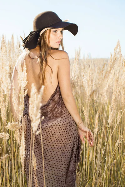 Beautiful model walking in tallgrass — Stock Photo, Image