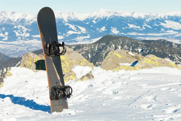 Snowboard cavalgou em neve no topo de uma montanha - tiro ao ar livre — Fotografia de Stock