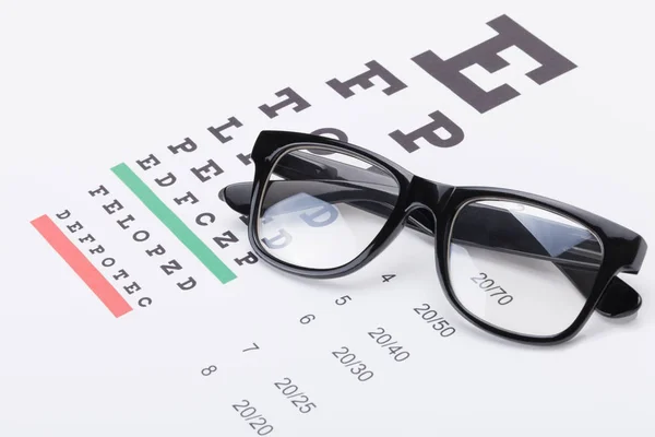 Mesa para teste de visão com óculos arrumados por cima - close-up studio tiro — Fotografia de Stock