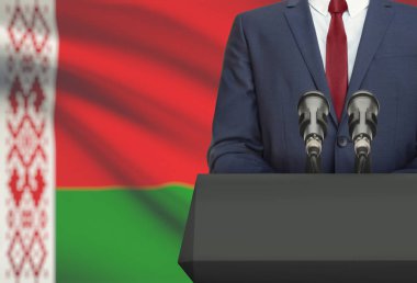 İşadamı veya arka plan üzerinde - Beyaz Rusya ulusal bayrak ile bir minber arkasından konuşma yapma politikacı