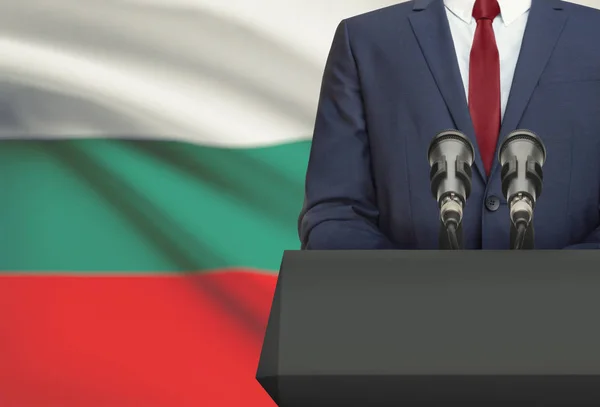 Biznesmen i polityk, Dokonywanie mowy zza ambony z flagi narodowej na tle - Bułgaria — Zdjęcie stockowe
