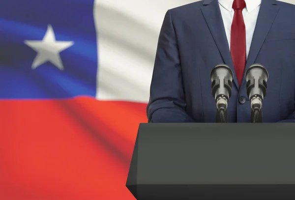Zakenman of politicus maken van toespraak achter een preekstoel met nationale vlag op de achtergrond - Chili — Stockfoto